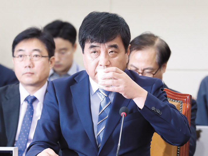 한상혁 방송통신위원장 후보자가 30일 오전 국회에서 열린 인사청문회에 참석, 물을 마시고 있다. [연합]