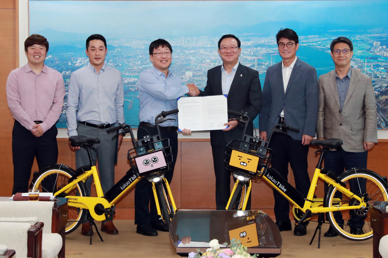 울산시(시장 송철호)와 ㈜카카오모빌리티(공동대표 정주환·류긍선)는 30일 오전 접견실에서 ‘전기 공유자전거(카카오 T 바이크) 도입 업무협약’을 체결했다.