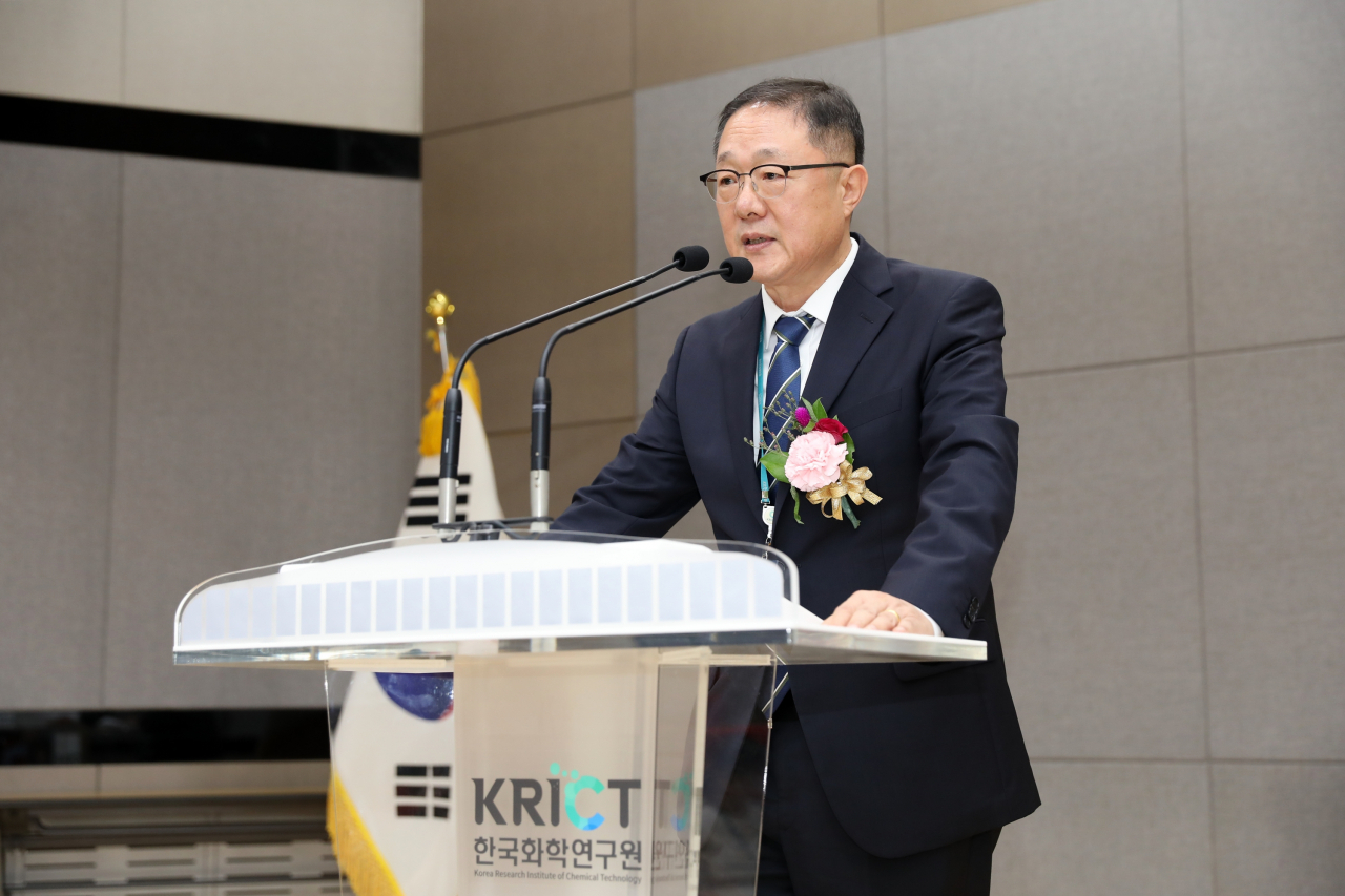 30일 열린 한국화학연구원 43주년 기념식에서 김창균 원장 직무대행이 기념사를 하고 있다.[한국화학연구원 제공]