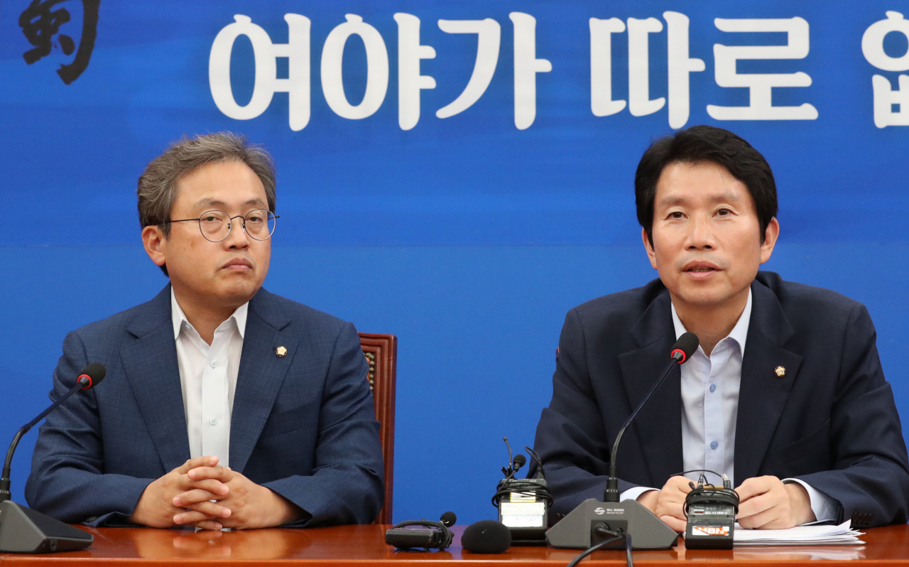 더불어민주당 이인영 원내대표(오른쪽)와 법제사법위원회 더불어민주당 간사인 송기헌 의원이 30일 오후 국회에서 조국 법무부 장관 후보자 인사청문회 관련 기자회견을 하고 있다. 연합뉴스