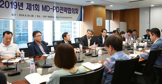 30일 서울 역삼동 한국기술센터에서 열린 ‘융합R&D 기획 추진 전략협의회’에서 정양호 산업기술평가관리원장(정면 왼쪽 세번째) 등 관계자들이 회의를 하고 있다. [KEIT 제공] 　