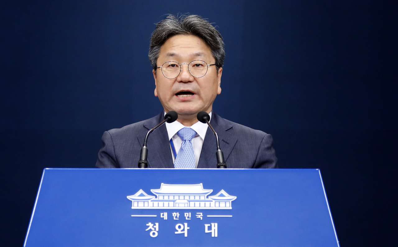강기정 청와대 정무수석이 30일 오후 춘추관 대브리핑룸에서 조국 법무부 장관 후보자 인사청문회와 관련한 입장을 밝히고 있다. [연합]