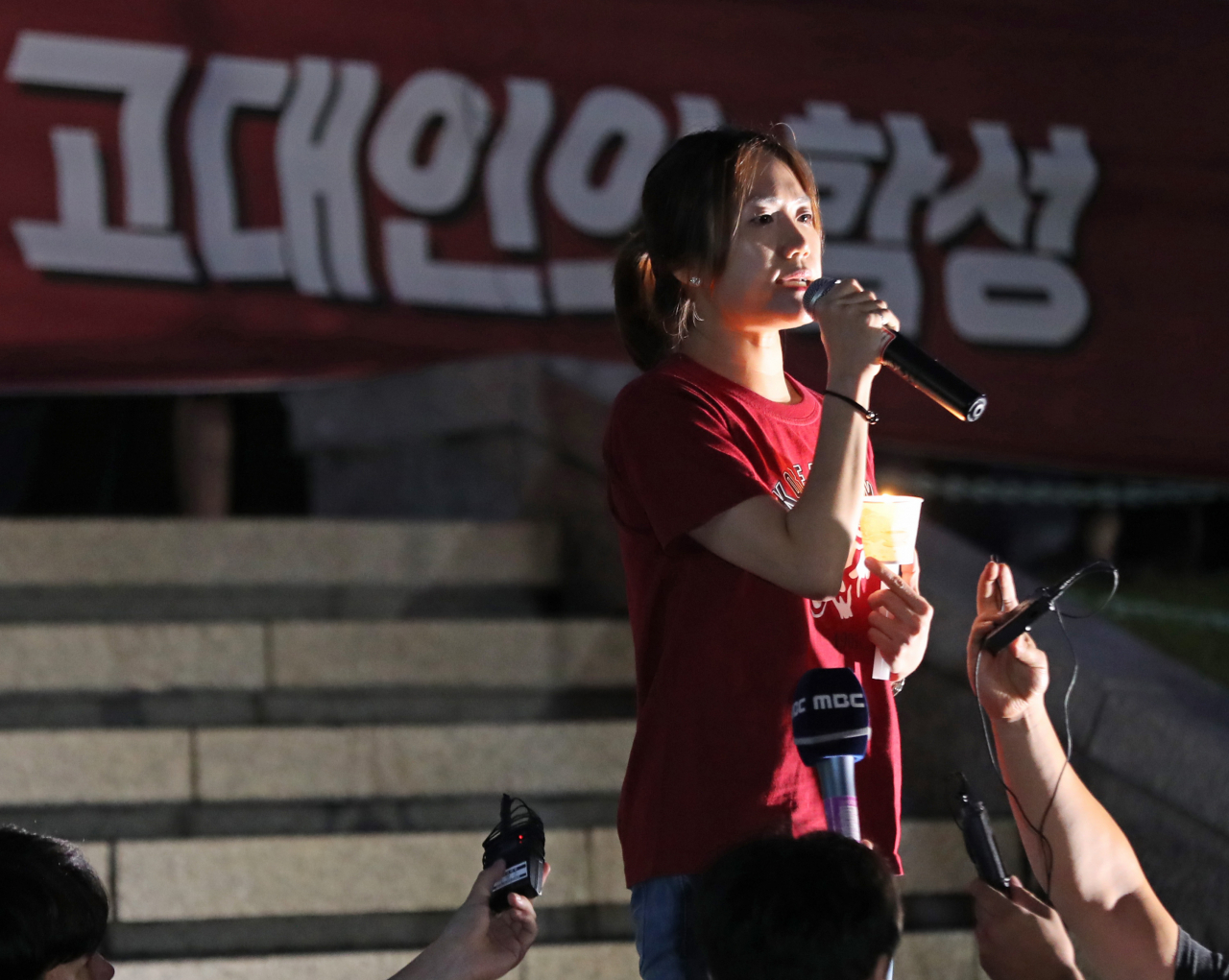 [사진=30일 오후 서울 성북구 고려대학교에서 한 학생이 조국 법무부장관 후보자 딸 입시비리 의혹에 대한 진상규명을 촉구하는 발언을 하고 있다. 연합뉴스 제공]