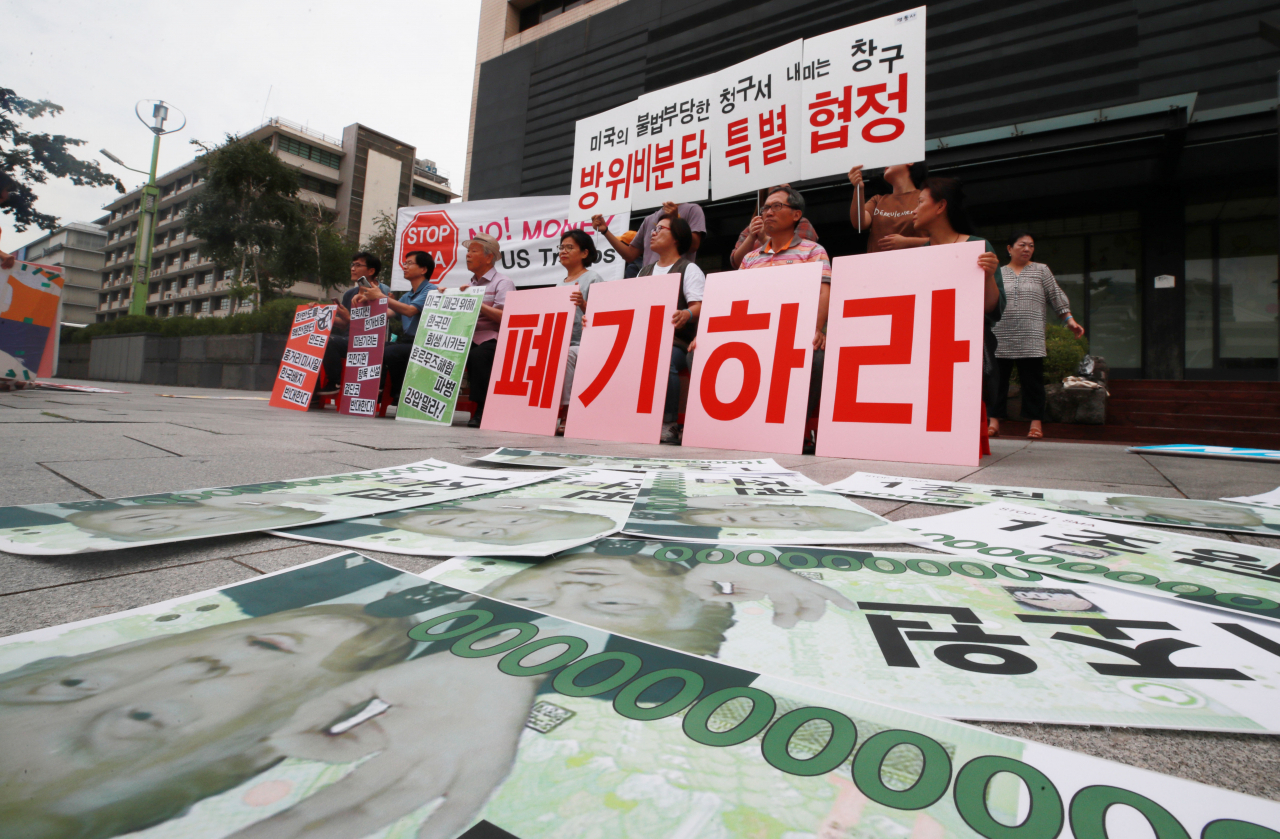 [사진=시민단체 '평화와 통일을 여는 사람들' 회원들이 27일 오전 서울 광화문 KT 앞에서 기자회견을 열고 미국과의 방위비분담 특별협정 협상 중단과 특별협정 폐기를 촉구하고 있다. 연합뉴스 제공]