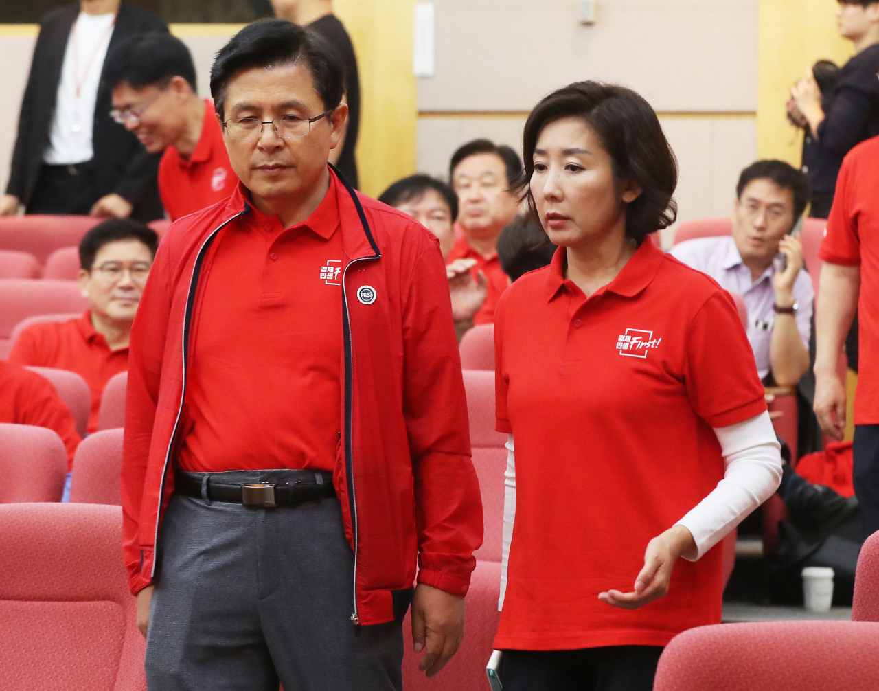 황교안 자유한국당 대표(왼쪽)와 나경원 원내대표가 28일 오전 경기도 용인 처인구 중소기업인력개발원에서 열린 2019 자유한국당 국회의원 연찬회에서 특강을 듣기 위해 입장하고 있다. [연합]