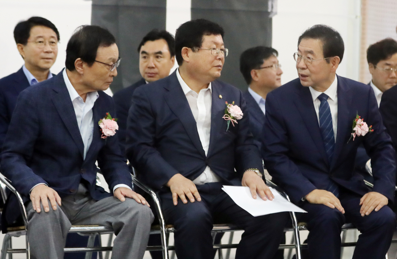 더불어민주당 이해찬 대표(왼쪽)와 박원순 서울시장(오른쪽)이 16일 서울 시민청에서 열린 김대중-노무현 대통령 10주기 추모 사진전 개막식에서 대화하고 있다. 가운데는 설훈 민화협상임의장. 연합뉴스