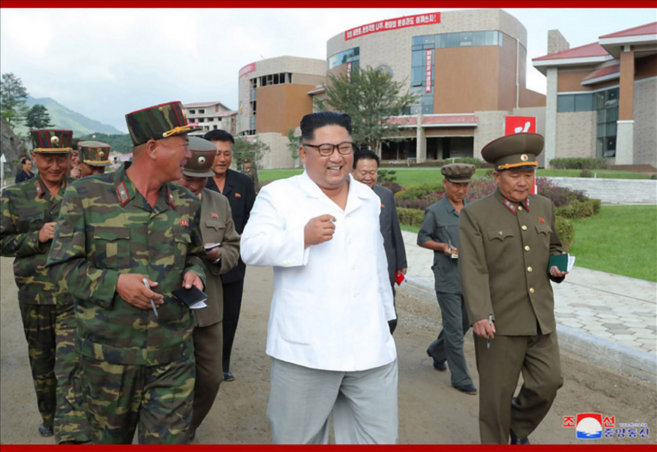 김정은 북한 국무위원장이 개장을 앞둔 평안남도 양덕군 온천관광지구 건설장을 둘러보고 있다.[연합뉴스]