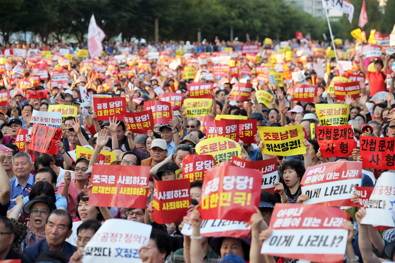 자유한국당이 마련한 문재인 정권 규탄 집회 참석자들이 30일 부산 송상현광장에서 피켓을 들고 구호를 외치고 있다.[ 연합뉴스]