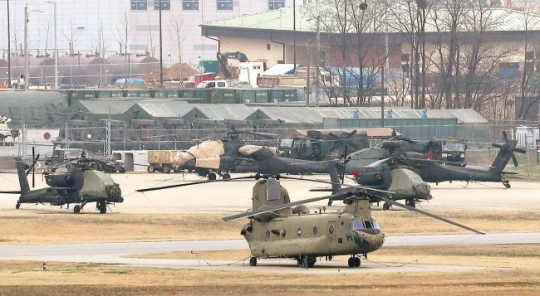 경기도 평택 소재 주한미군 기지 캠프 험프리스에 치누크와 아파치 등 헬기들이 계류되어 있다. [연합뉴스]
