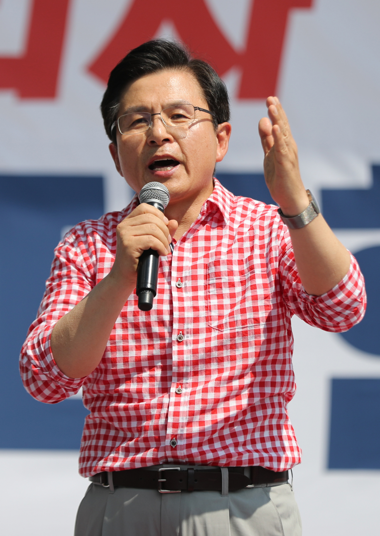 황교안 자유한국당 대표가 31일 오후 서울 종로구 경복궁역 인근에서 열린 문재인 정권 규탄 집회에서 발언하고 있다.[연합뉴스]