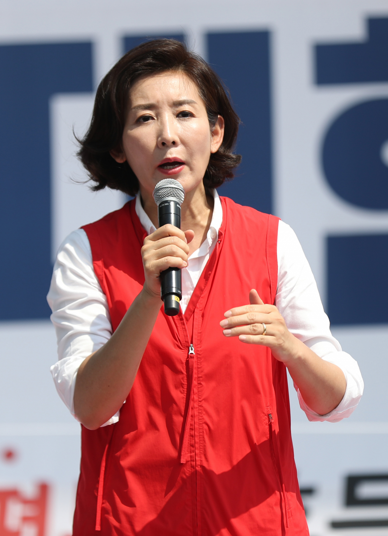 자유한국당 나경원 원내대표가 31일 오후 서울 종로구 경복궁역 인근에서 열린 문재인 정권 규탄 집회에서 발언하고 있다. [연합]