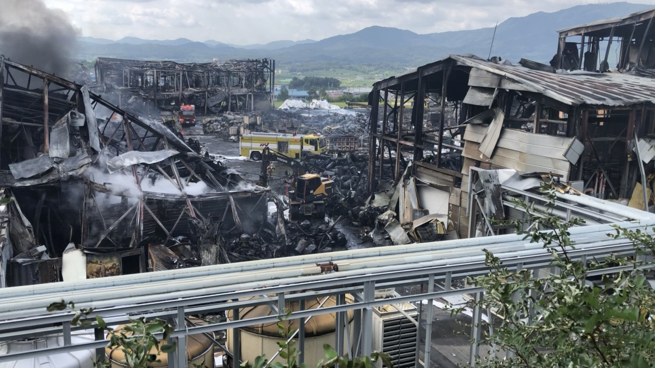 30일 오후 11시 50분께 폭발과 함께 불이 난 충북 중주시 주덕읍 중원산업단지 내 공장. 철제 공장 구조물이 무너져내리는 등 마치 폭탄을 맞은 듯하다. 연합뉴스