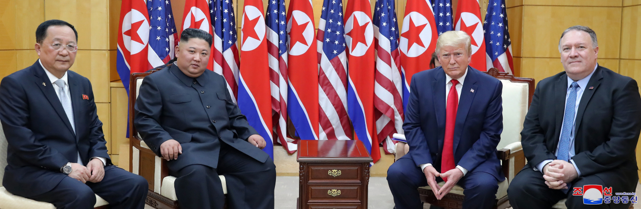 2019년 6월 30일 3차 북미정상회담 때 판문점 자유의 집에서 도널드 트럼프 미국 대통령과 북한 김정은 국무위원장이 포즈를 취하고 있다. 왼쪽부터 리용호 북한 외무상, 김정은 국무위원장, 트럼프 대통령, 마이크 폼페이오 미국 국무장관. 연합뉴스