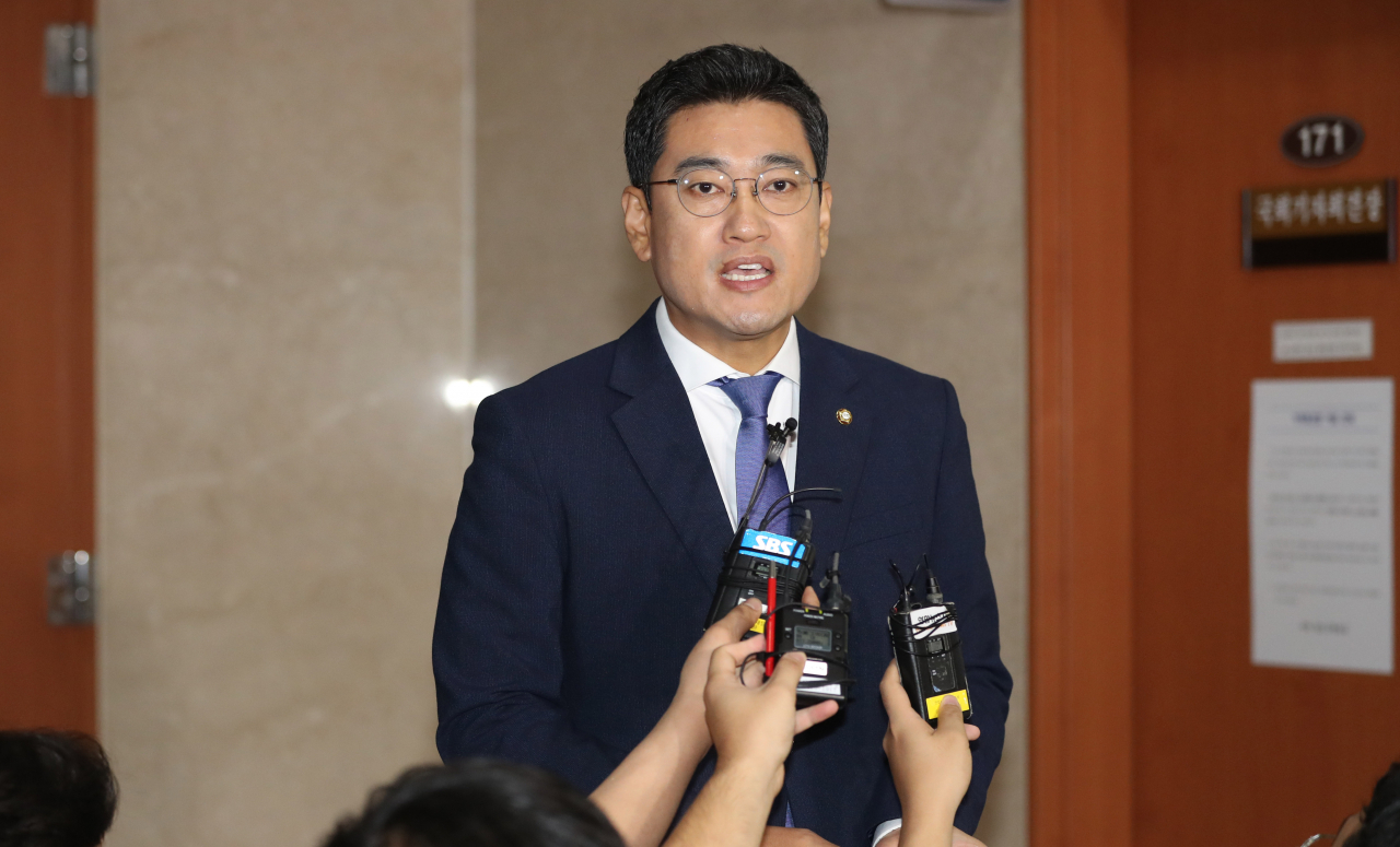 바른미래당 오신환 원내대표가 1일 오전 국회 정론관에서 조국 법무부 장관 후보자 인사청문회 관련 기자회견을 마치고 기자들의 질문에 답하고 있다. [연합]