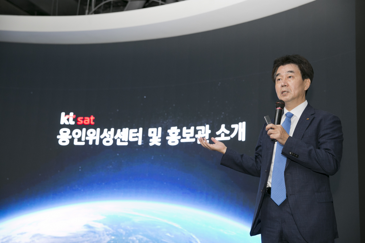 한원식 KT 샛 대표가 홍보관에 대해 설명하고 있다. [KT 샛 제공]