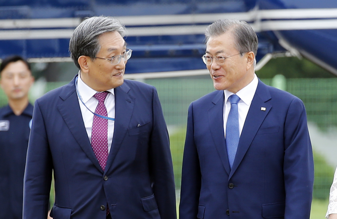 동남아 3개국 순방길에 오르는 문재인 대통령이 1일 오후 서울공항에서 노영민 비서실장과 이동하며 대화를 나누고 있다. 태국은 공식방문, 미얀마·라오스는 국빈방문이다. 한국 대통령의 라오스 국빈방문은 처음이다. [연합]