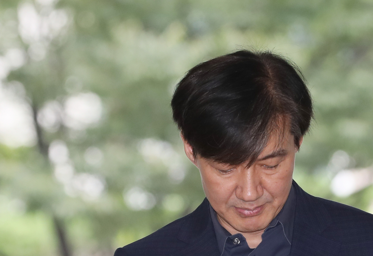 조국 법무부 장관 후보자가 1일 오후 서울 종로구 적선현대빌딩에 마련된 인사청문회 준비사무실로 출근해 입장을 밝히고 있다. [연합]