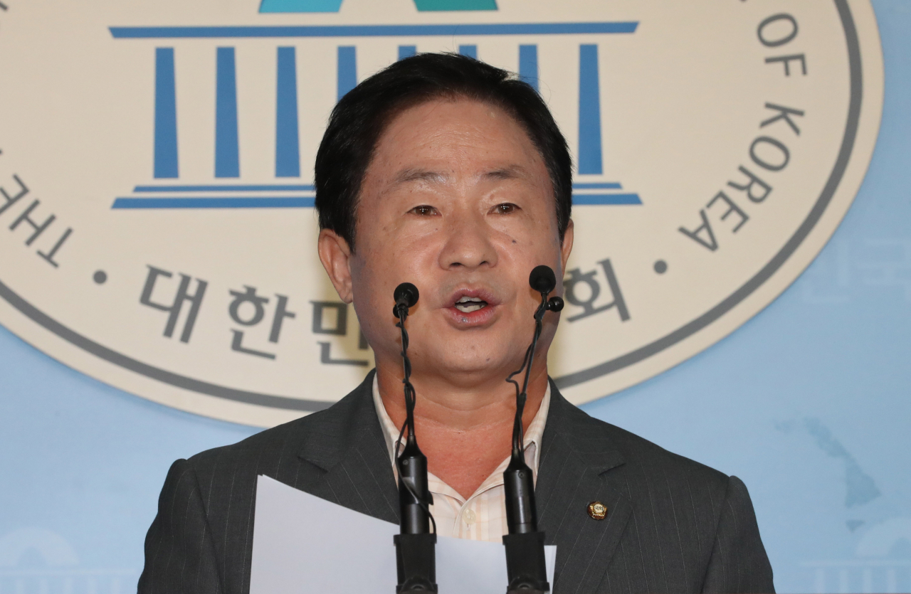 자유한국당 주광덕 의원이 1일 오후 국회 정론관에서 기자회견을 열고 조국 법무부 장관의 딸이 고교 시절 아버지가 교수로 있는 서울대학교 법과대학에서 인턴을 했다며 특혜 의혹을 새롭게 제기하고 있다. [연합]