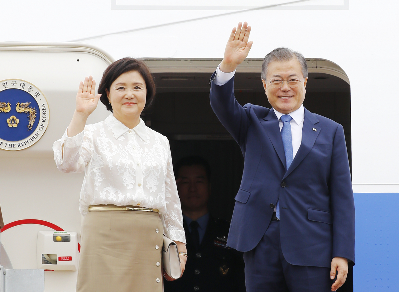 동남아 3개국 순방길에 오르는 문재인 대통령이 김정숙 여사와 1일 오후 서울공항 공군 1호기에서 손을 흔들고 있다. 태국은 공식방문, 미얀마·라오스는 국빈방문이다. 한국 대통령의 라오스 국빈방문은 처음이다. [연합]