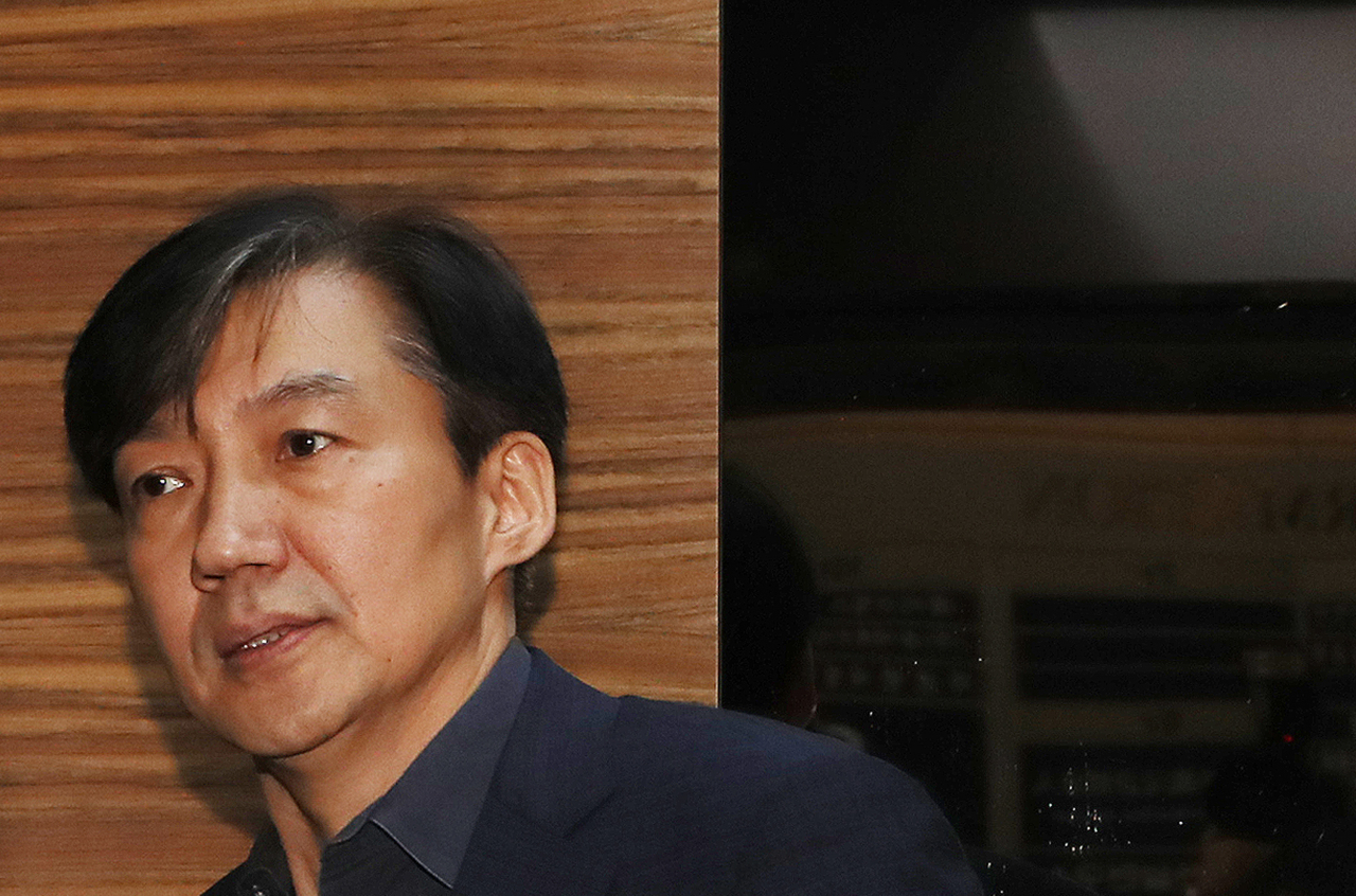 조국 법무부 장관 후보자가 1일 오후 서울 종로구 적선현대빌딩에 마련된 인사청문회 준비사무실로 출근하기 위해 엘리베이터를 타고 있다. [연합]