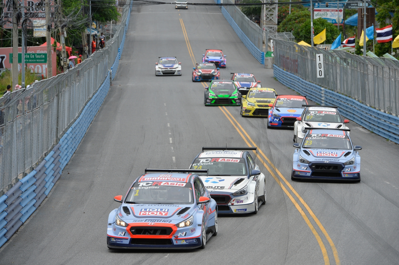 태국 방센 스트리트 서킷(Bangsaen Street Circuit)에서 열린 TCR 아시아 시리즈 시즌 마지막 대회에서 현대차 ‘i30 N TCR’과 폭스바겐 ‘골프 GTI TCR’, 아우디 ‘RS3 LMS TCR’ 등이 경주하고 있다. [현대차 제공]