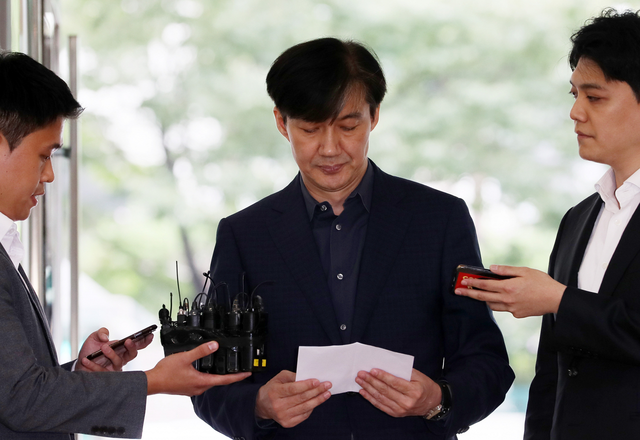 조국 법무부 장관 후보자가 1일 오후 서울 종로구 적선현대빌딩에 마련된 인사청문회 준비사무실로 출근해 취재진의 질문을 받고 있다. [연합]