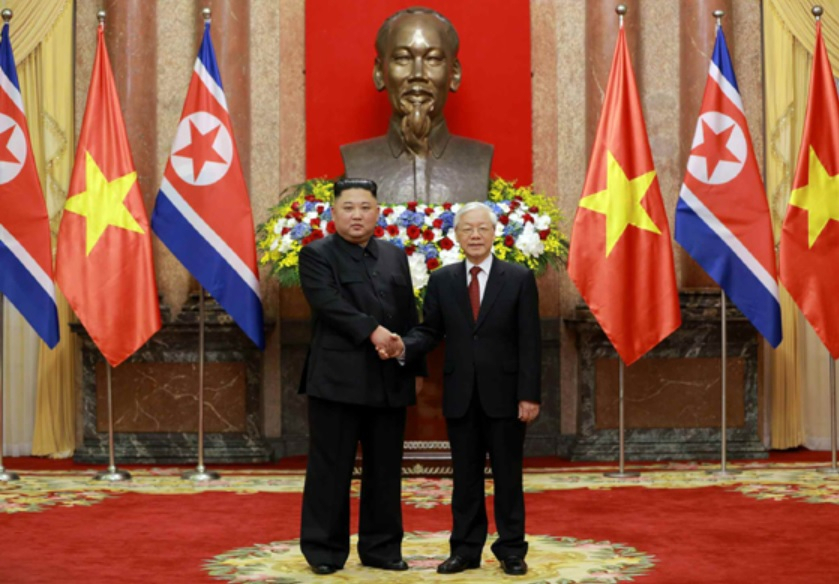 북한이 한미 연합군사연습 종료 이후 미국과 대화에는 미온적 태도를 보이고 있는 반면 중국, 베트남 등 전통적인 사회주의 우방국들과는 적극적인 관계 강화를 도모하고 있어 눈길을 끈다. 김정은 북한 국무위원장이 지난 3월1일 하노이 주석궁에서 응우옌 푸 쫑 베트남 주석과 만난 모습. [헤럴드DB]