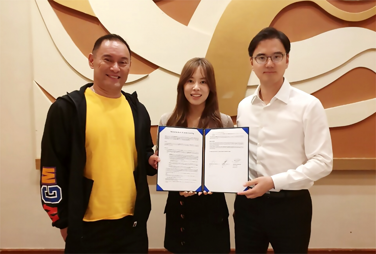 맘스터치가 필리핀 현지 법인인 맘스터치 필리핀과 마스터프랜차이즈 계약을 체결했다. 루시오 탄 주니어(왼쪽부터) 맘스터치 필리핀 CEO, 그레이스 리 맘스터치 필리핀 COO, 김태훈 해마로푸드서비스 경영전략실장. [해마로푸드서비스 제공]