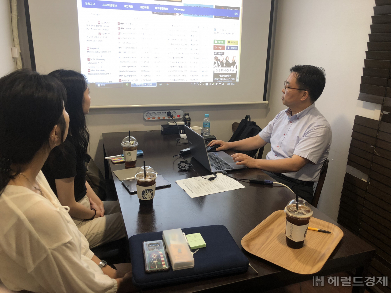 청년 일자리 카페에서 외국계 기업 취업 상담을 하고 있다. [광진구 제공]