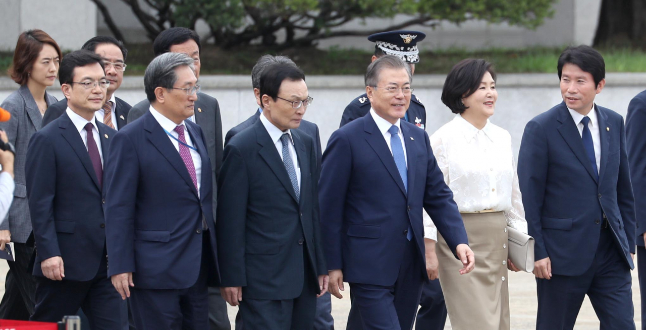 동남아 3개국 순방길에 오르는 문재인 대통령과 김정숙 여사가 1일 오후 서울공항에서 더불어민주당 이해찬 대표, 노영민 비서실장 등 환송인사들과 이동하고 있다. [연합]