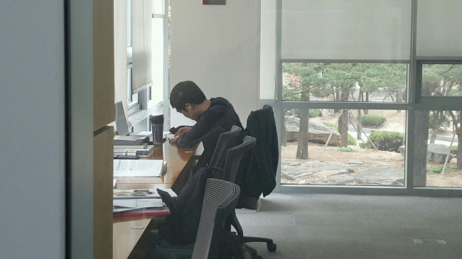서울의 한 로스쿨에서 학생이 공부를 하고 있는 모습. [헤럴드경제DB]
