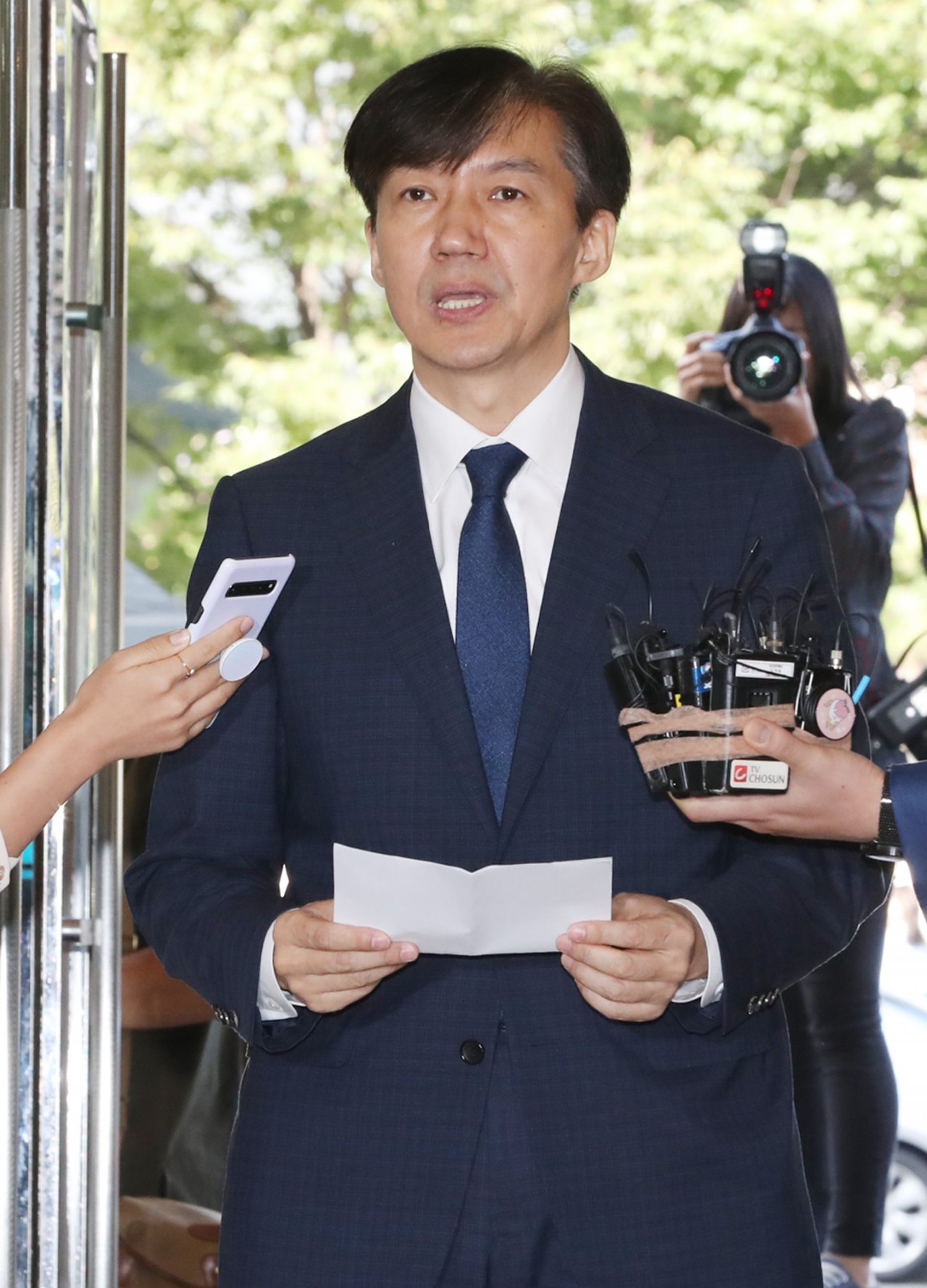 조국 법무부 장관 후보자가 2일 오전 서울 종로구 적선현대빌딩에 마련된 인사청문회 준비사무실로 출근하며 청문회 관련 입장을 밝히고 있다. [연합]