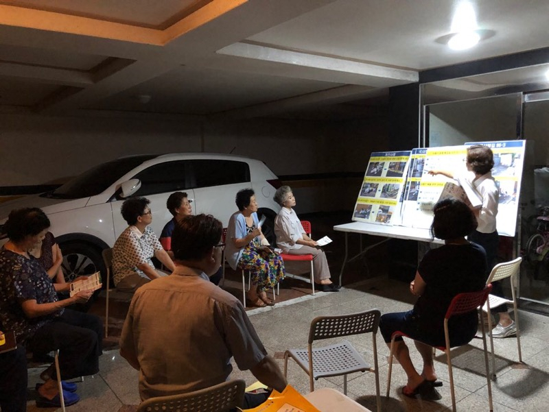 지난달 12일(월) 상도3동 빌라 주차장에서 열린 골목회의 모습. [동작구 제공]