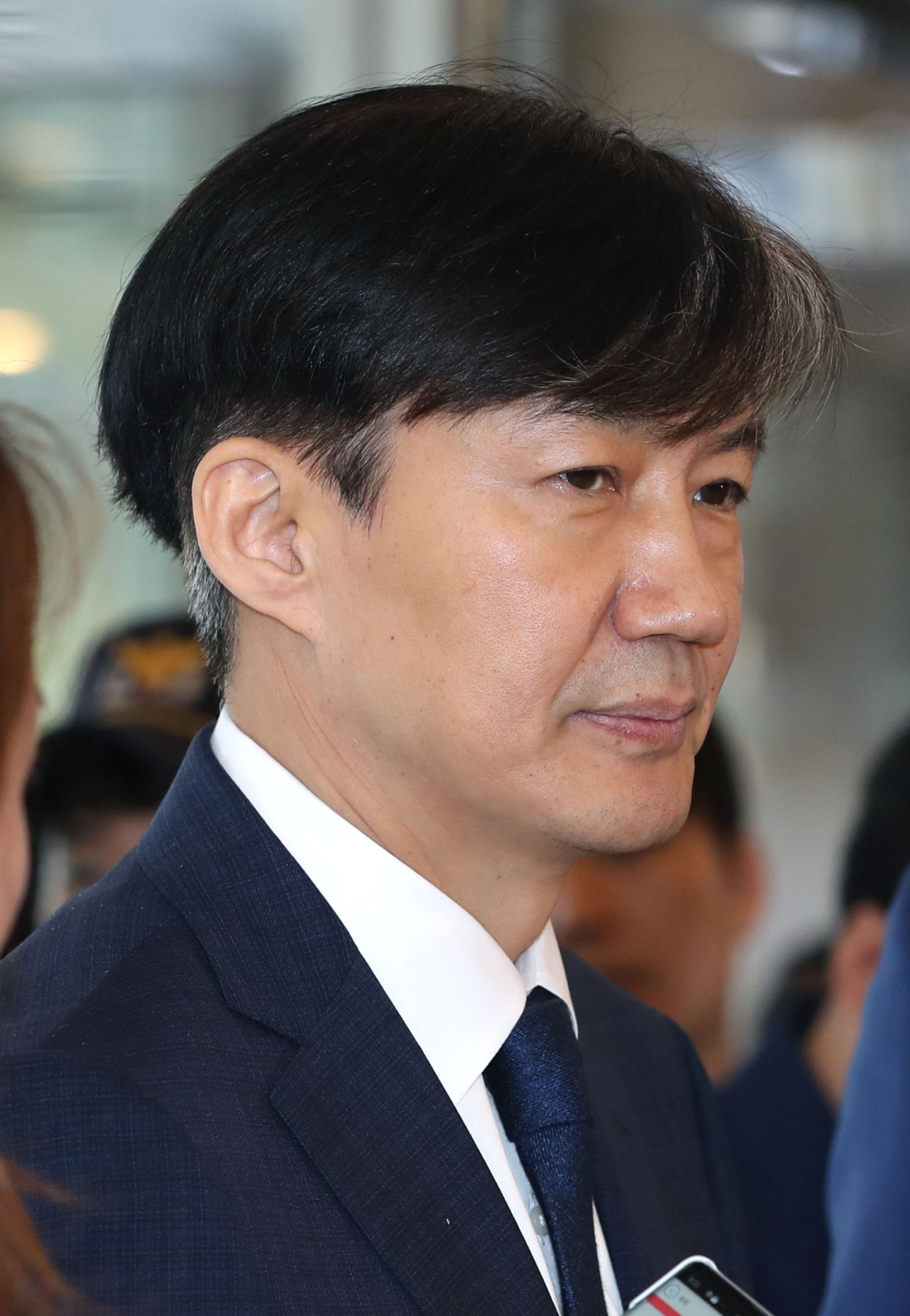 조국 법무부 장관 후보자가 2일 오전 서울 종로구 적선현대빌딩에 마련된 인사청문회 준비 사무실로 출근해 취재진의 질문을 듣고 있다. [연합]