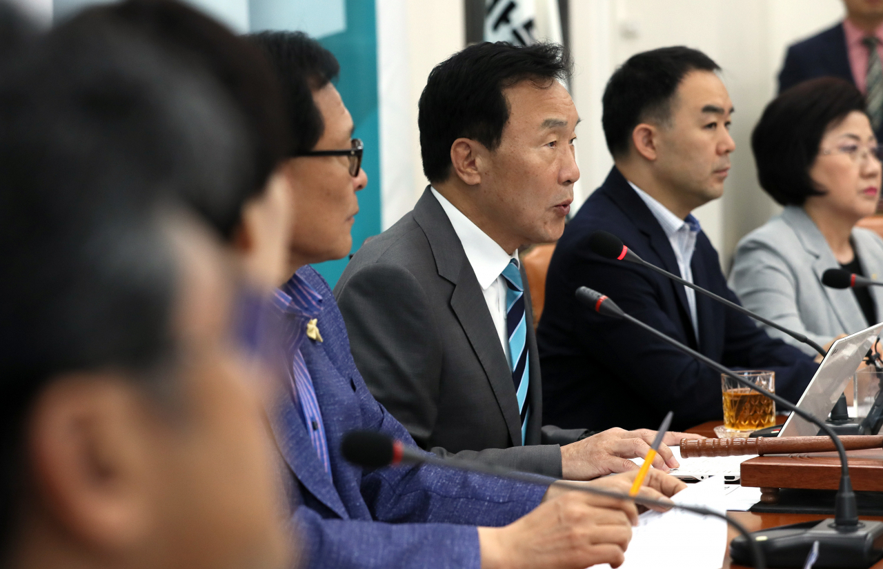 바른미래당 손학규 대표가 2일 오전 서울 여의도 국회에서 열린 제140차 최고위원회의에서 모두발언하고 있다. 연합뉴스