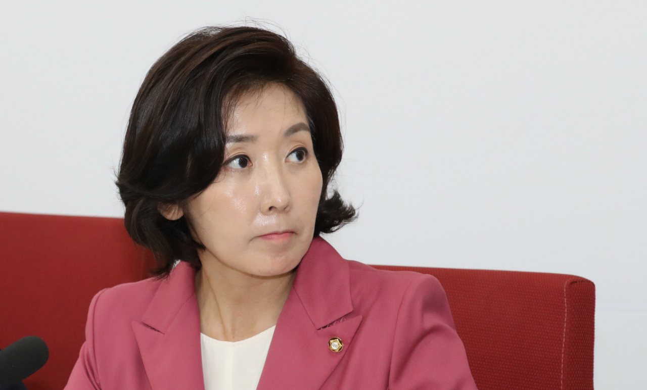 자유한국당 나경원 원내대표가 2일 오전 국회 원내대표실에서 열린 긴급 기자간담회에서 발언 준비를 하고 있다. 연합뉴스