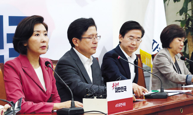 자유한국당 나경원 원내대표(왼쪽)가 2일 국회에서 열린 최고위원회의에서 발언하고 있다. [연합]