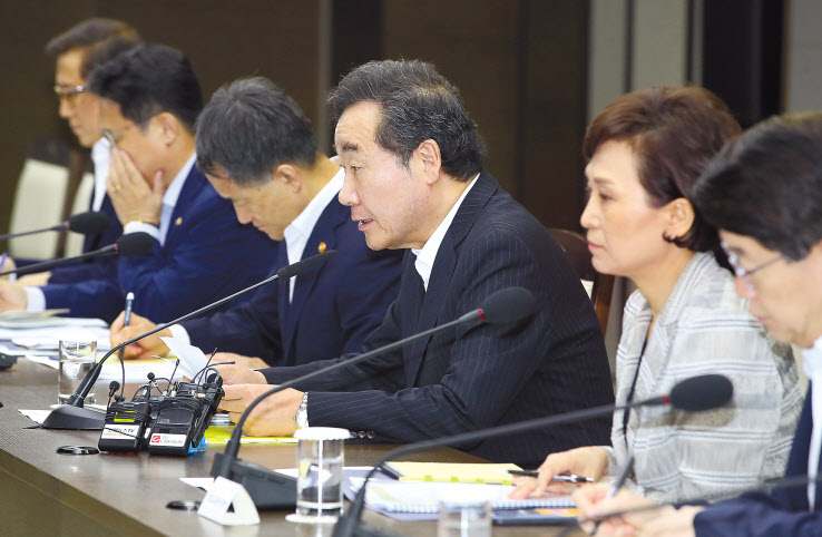 일본이 한국을 백색국가에서 제외하는 제도를 강행한 지난달 28일 세종시 정부세종청사에서 열린 일본 수출규제 대응 확대 관계장관회의 겸 제7회 과학기술관계장관회의에서 이낙연 국무총리가 모두발언을 하고 있다. 정부는 내년부터 3년 동안 5조를 투입해 주력 산업의 핵심 기술 개발을 돕는다는 내용의 연구개발 종합대책을 발표했다. [연합]