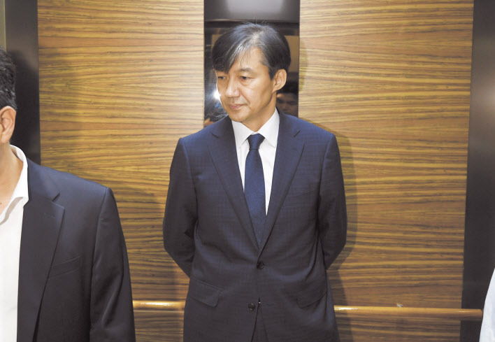 조국 법무부 장관 후보자가 2일 오전 서울 종로구 적선현대빌딩에 마련된 인사청문회 준비사무실로 출근해 승강기에 탑승하고 있다. [연합]