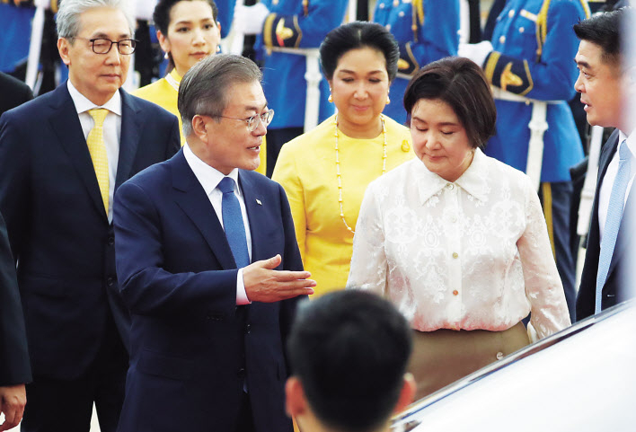 문재인 대통령과 김정숙 여사가 1일 오후(현지시간) 태국 돈무앙 공항에서 차량으로 이동하고 있다. 문 대통령은 이날부터 5박 6일의 일정으로 태국·미얀마·라오스 등 동남아 3개국을 순방하는 일정에 돌입했다. [연합]