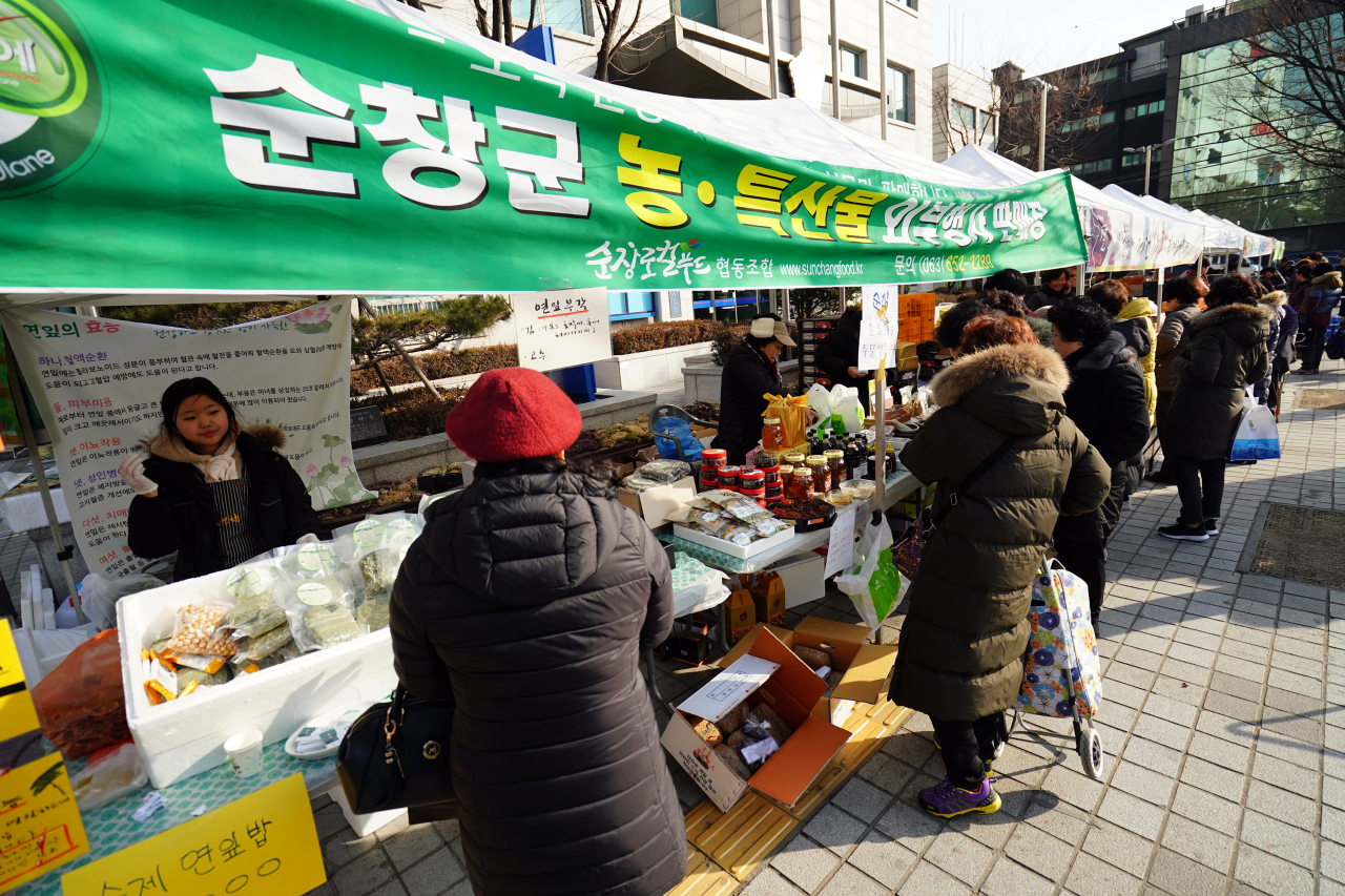 올해 1월 진행된 ‘설맞이 농수산물 직거래장터’에서 주민들이 농수산물을 구매하고 있다. [동대문구 제공]