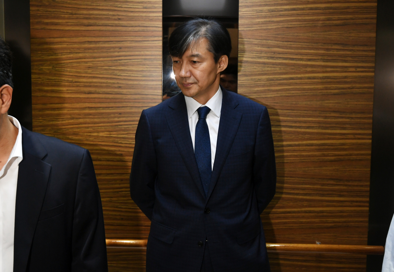 조국 법무부 장관 후보자가 2일 오전 서울 종로구 적선현대빌딩에 마련된 인사청문회 준비사무실로 출근해 승강기에 탑승하고 있다. [연합]