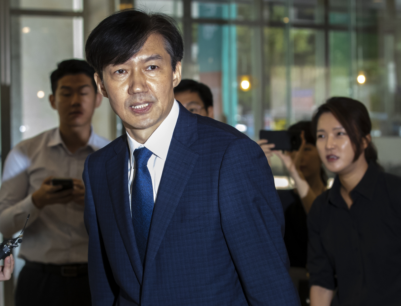조국 법무부 장관 후보자가 2일 인사청문회 준비사무실이 마련된 서울 종로구 적선현대빌딩에서 기자회견 후 로비를 떠나고 있는 모습. [연합]