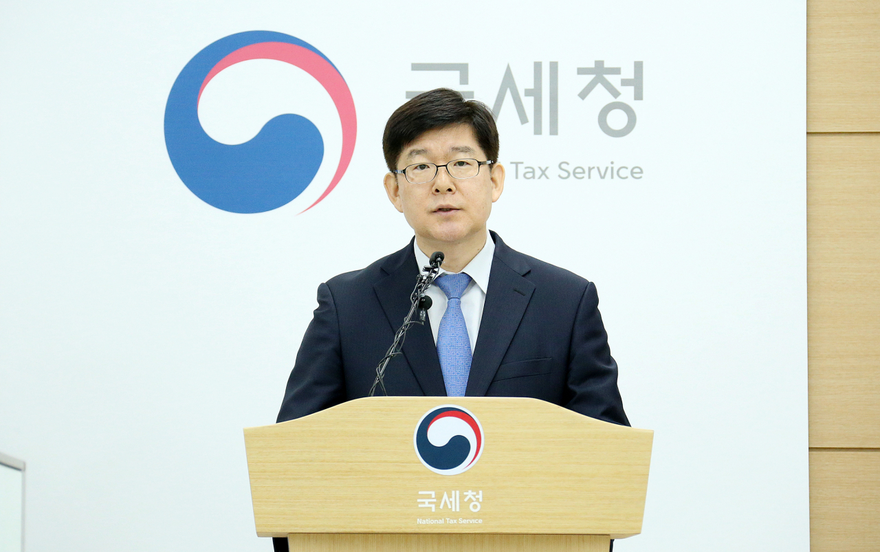김진현 국세청 소득지원국장이 2일 세종시 나성동 국세청 본청에서 근로·자녀장려금 지급에 대한 브리핑을 하고 있다. ［국세청 제공 ］