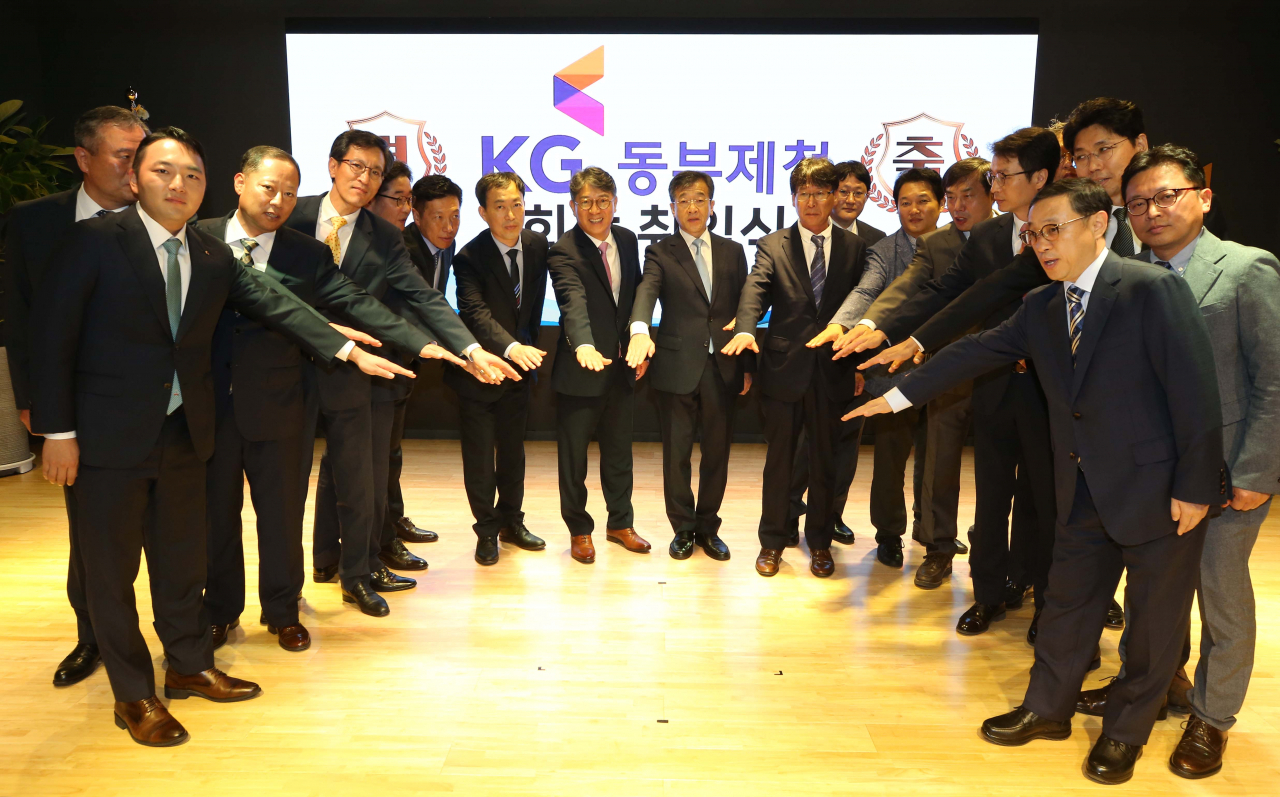2일 오전 서울 중구 KG타워에서 열린 KG동부제철 공식 출범식 및 회장 취임식에서 KG동부제철 곽재선 회장, 이세철 사장 등 신규 임원들이 기념촬영을 하고 있다. [KG동부제철 제공]