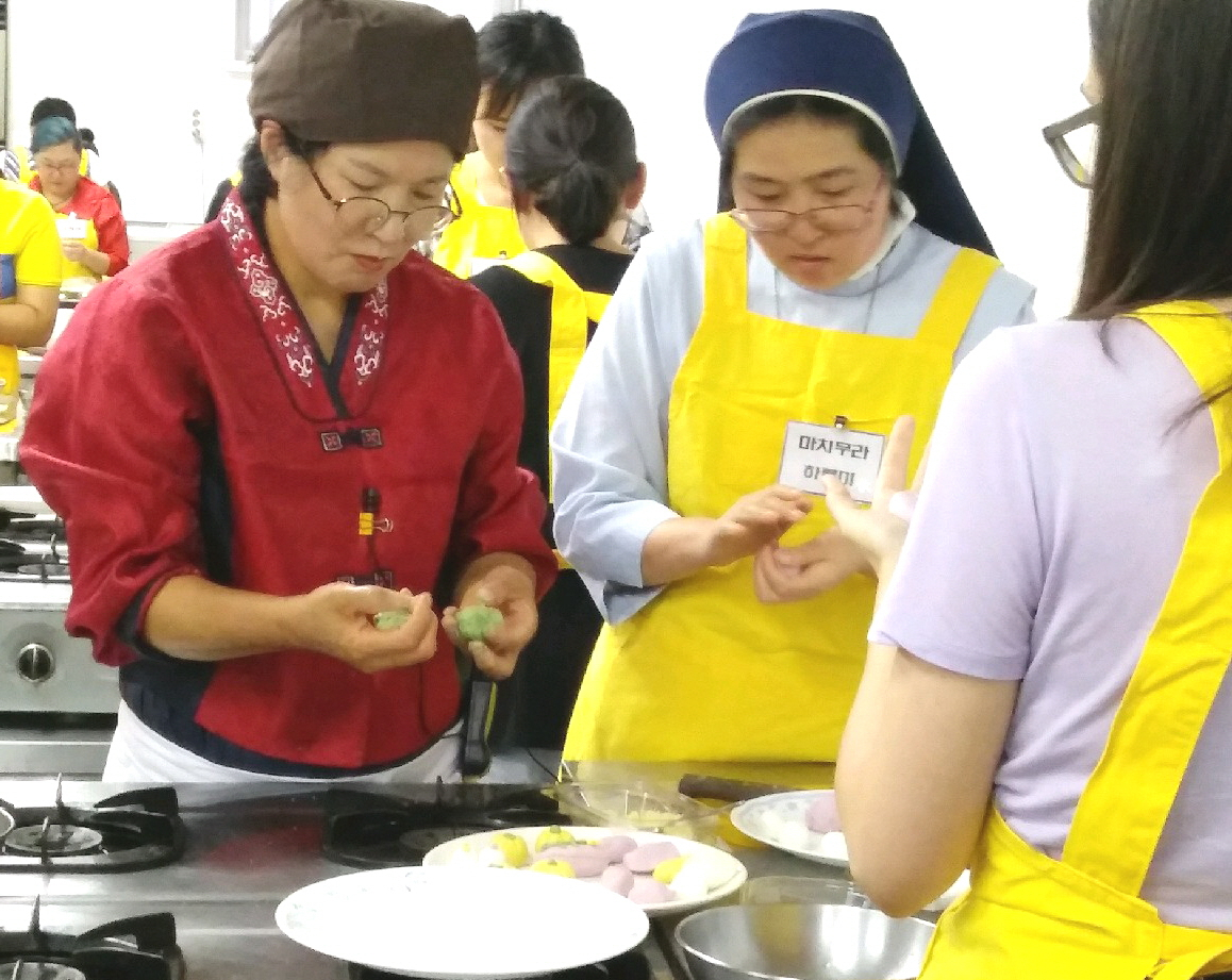 지난달 30일 한국조리직업전문학교에서 열린 한가위 음식만들기 체험 행사에서 참가자들이 삼색송편을 만들고 있다. [영등포구 제공]
