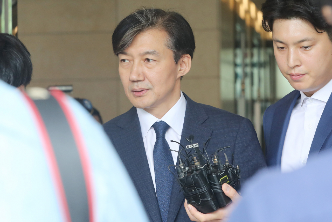 조국 법무부 장관 후보자가 2일 오후 청문회 준비사무실이 마련된 서울 종로구 한 빌딩에서 나와 대국민 기자간담회를 하기 위해 국회로 향하고 있다. 연합뉴스