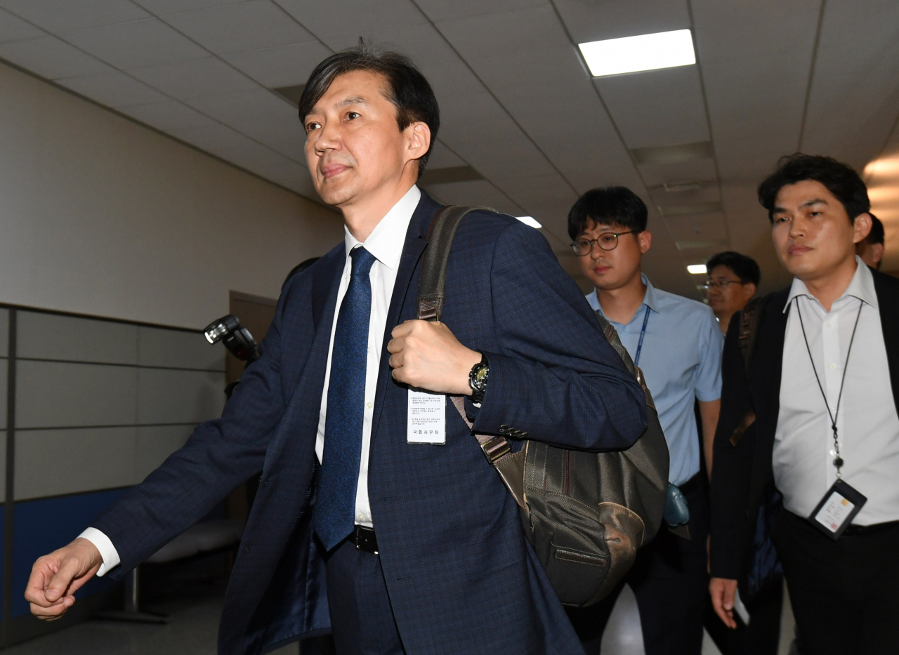 조국 법무부 장관 후보자가 2일 오후 서울 여의도 국회에 기자회견을 하기 위해 도착해 이동하고 있다. [연합]