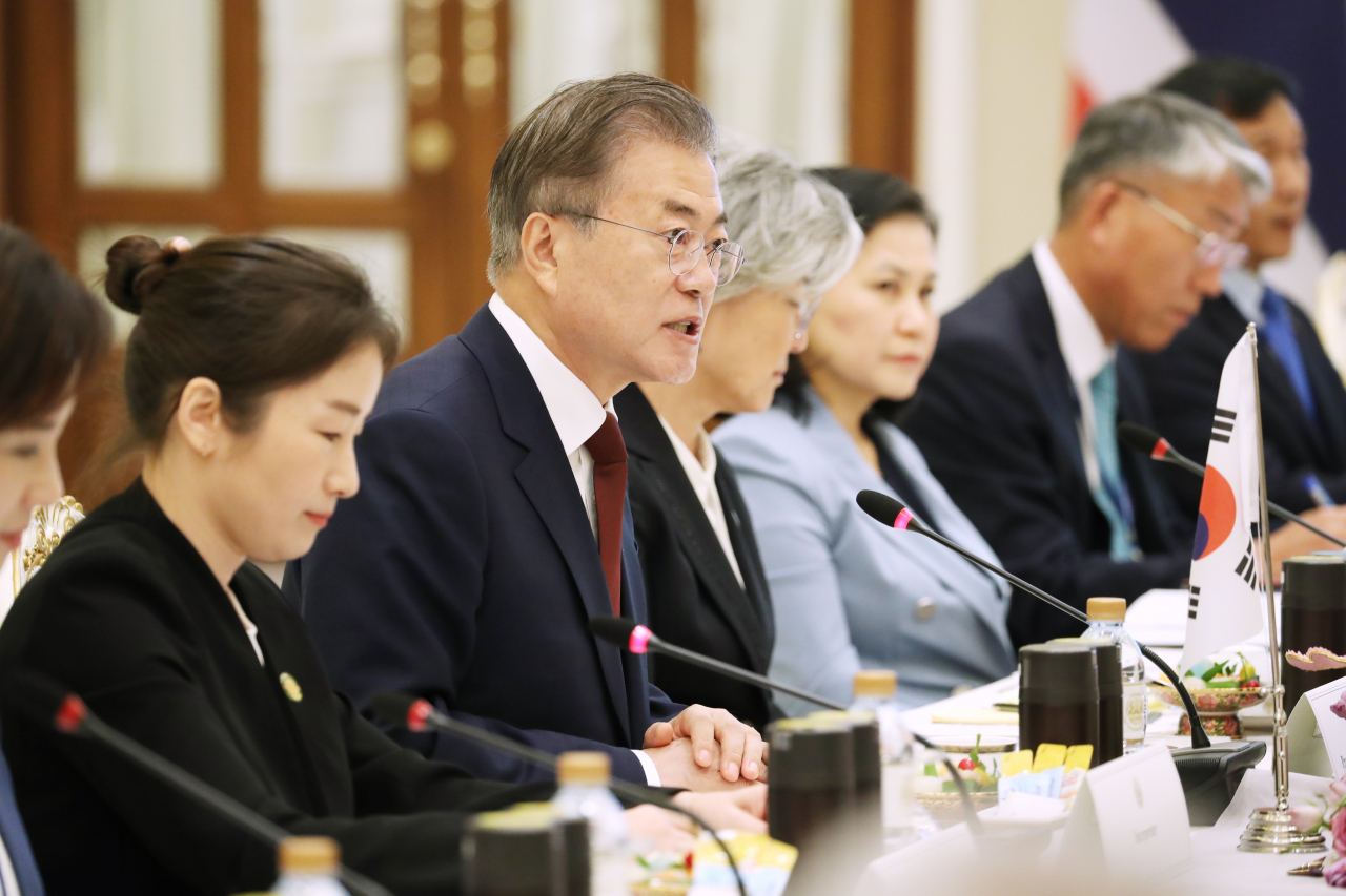 문재인 대통령이 2일 오전(현지시간) 방콕 총리실 청사에서 태국 쁘라윳 짠오차 총리와 정상회담을 하고 있다. [연합]