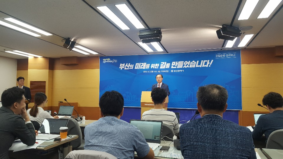 6박8일 일정으로 유럽을 순방하고 돌아온 오거돈 부산시장이 2일 오후, 부산의료원장 선임과 관련해 일고 있는 의혹에 대한 기자들의 질문에 답변하고 있다.